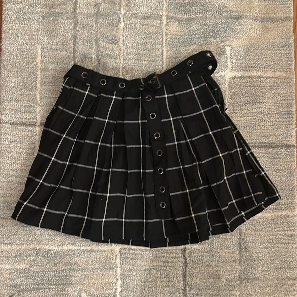 Pleaded Plaid Black and White Mini Skirt with a Belt